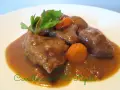 Carrilleras de cerdo en olla express, tiernas y jugosas, con zanahorias y perejil. ¡Un plato rápido y delicioso!
