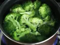 Brotes de brócoli frescos hirviendo en una olla, listos para ser parte de deliciosas recetas.