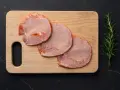 Tres rodajas de lomo adobado, con un toque de romero, listas para disfrutar.