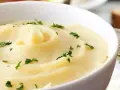 Cremoso parmentier de patata, adornado con perejil fresco, listo para ser disfrutado.