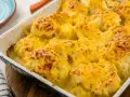 Coliflor gratinada con bechamel cremosa y queso dorado, lista para servir.