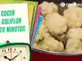 Coliflor cocida en una olla, con un reloj y un cuaderno que indica el tiempo de cocción de la coliflor: 15-20 minutos.