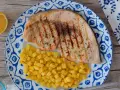 Pez espada filete a la parrilla con patatas fritas crujientes y limón. Un plato delicioso y saludable.