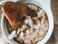 Un delicioso porridge de avena con pera caramelizada, coco rallado y semillas de chía. Un desayuno perfecto para empezar el día.