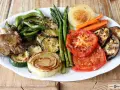Plato de verduras a la plancha: pimientos verdes, calabacín, espárragos, zanahorias, cebolla, tomate y berenjena, todo asado a la perfección.