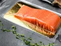 Filete de salmón marinado envasado al vacío, listo para cocinar. Acompañado de tomillo fresco y sal rosada.
