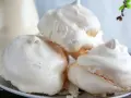 Delicados merengues italianos, esponjosos y blancos, listos para endulzar cualquier momento.