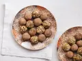 Dos platos con trufas de chocolate, algunas cubiertas de cacao y otras con trocitos de frutos secos. ¡Un placer para la vista y el paladar!