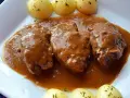 Carrilleras al vino tinto, tiernas y jugosas, bañadas en una rica salsa, acompañadas de patatas cocidas.