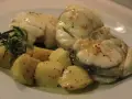 Rape a la plancha jugoso con patatas y romero. Un plato delicioso y saludable.