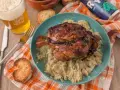 Codillo de cerdo asado, jugoso y dorado, servido sobre chucrut. Acompañado de pan tostado y una cerveza refrescante. ¡Un festín para los sentidos!