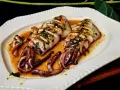 Calamar a la plancha, jugoso y tierno, bañado en una salsa dorada con hierbas. ¡Perfecto para aprender como hacer calamar a la plancha!