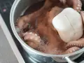 Un pulpo entero se cocina en una olla con agua hirviendo. Descubre cómo calentar el pulpo cocido para disfrutarlo.