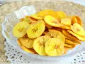 Crujientes rodajas de plátano frito en un cuenco de cristal. Un delicioso snack casero.