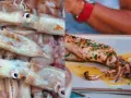 Calamar fresco y un calamar a la parrilla con hierbas. El calamar es pescado blanco, ideal para preparar.