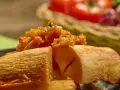 Crujiente yuca frita servida con una sabrosa salsa de tomate y cebolla.