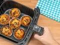Magdalenas de chocolate recién hechas en una freidora de aire. ¡Perfectas para tus recetas airfryer!