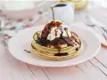 Deliciosa receta de tortitas con nata y sirope de chocolate. ¡Un desayuno perfecto!
