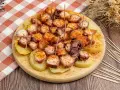 Pulpo a la gallega listo para servir. Descubre cómo preparar pulpo ya cocido a la gallega con patatas y pimentón.