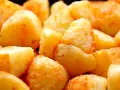 Patatas fritas doradas y crujientes, listas para disfrutar.