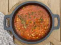 Guiso de garbanzos con verduras y laurel, listo para servir. Una deliciosa receta de garbanzos casera.
