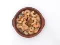 Gambas al pil pil burbujeantes en cazuela de barro, con ajo y aceite de oliva.