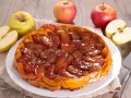 Deliciosa tarta tatin dorada y caramelizada, rodeada de manzanas frescas. Perfecta para compartir.