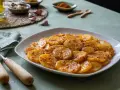 Plato de patatas al ajillo, cortadas en rodajas y cocinadas con ajo y especias.