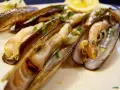 Navajas cocinadas en su jugo, con perejil picado y una rodaja de limón. ¡Estas navajas se pueden congelar para disfrutarlas más tarde!