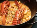 Paella de marisco con langosta entera, gambas y mejillones. ¡Recetas fáciles rápidas para disfrutar!
