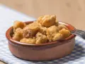Tazón de fritura de pescado crujiente, listo para disfrutar con un tenedor.