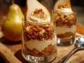 Deliciosos postres fáciles en vaso con pera, crema y granola crujiente. ¡Perfectos para cualquier ocasión!