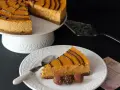 Deliciosa tarta de queso de calabaza con un toque de chocolate, servida en un plato blanco con tres trufas.
