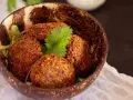 Deliciosos falafel caseros, perfectos para tu próxima receta. Servidos en un cuenco rústico con hojas verdes.