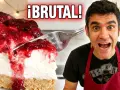 ¡Brutal! Tarta de queso sin horno con frutos rojos, lista para ser devorada. Un hombre con delantal rojo se muestra emocionado.