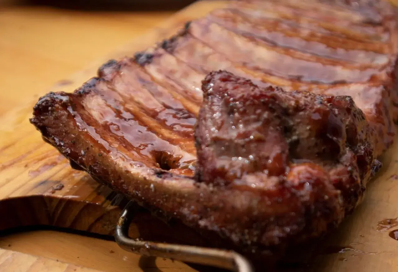 Costillas de cerdo jugosas y glaseadas, listas para disfrutar.