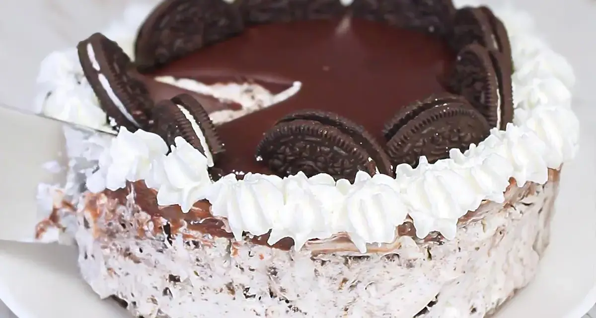 Deliciosa tarta de oreo cubierta de chocolate y nata, decorada con galletas enteras. ¡Un sueño para los amantes del chocolate!