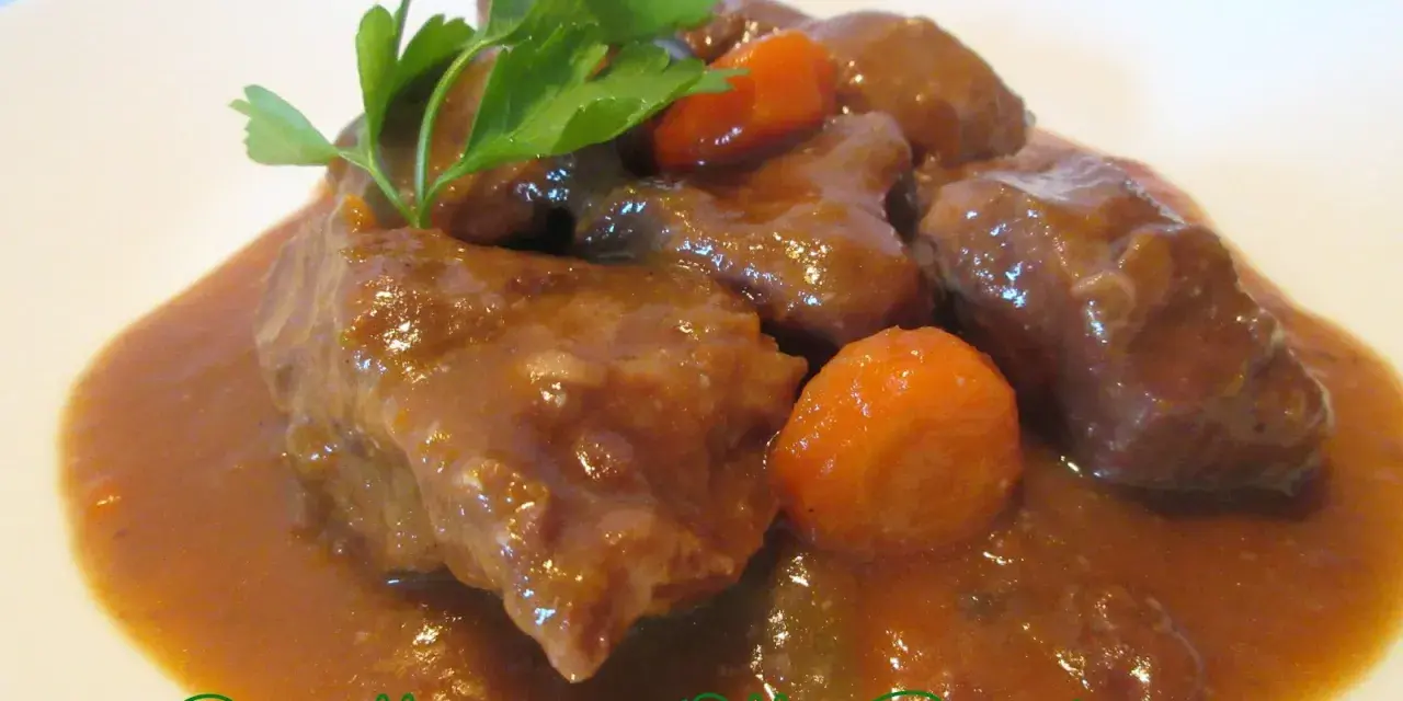 Carrilleras de cerdo en olla express, tiernas y jugosas, con zanahorias y perejil. ¡Un plato rápido y delicioso!