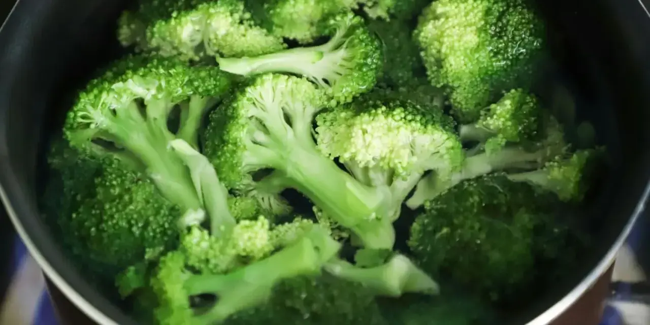 Brotes de brócoli frescos hirviendo en una olla, listos para ser parte de deliciosas recetas.