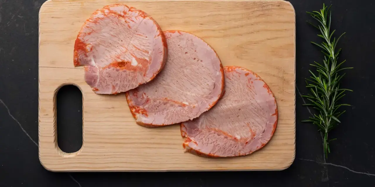 Tres rodajas de lomo adobado, con un toque de romero, listas para disfrutar.