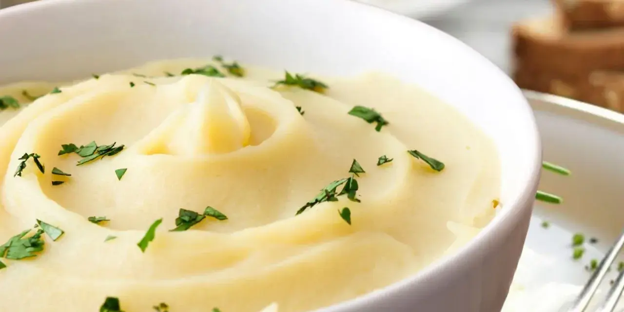 Cremoso parmentier de patata, adornado con perejil fresco, listo para ser disfrutado.