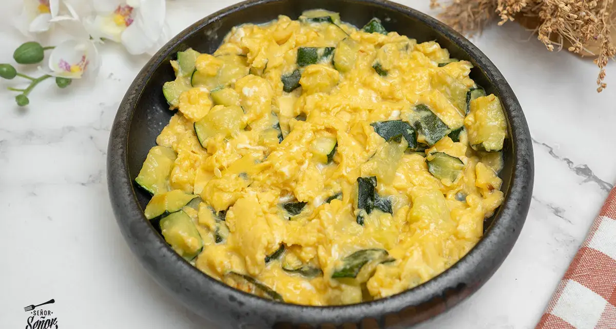 Revuelto de calabacín cremoso y sabroso, perfecto para un desayuno o cena ligera.