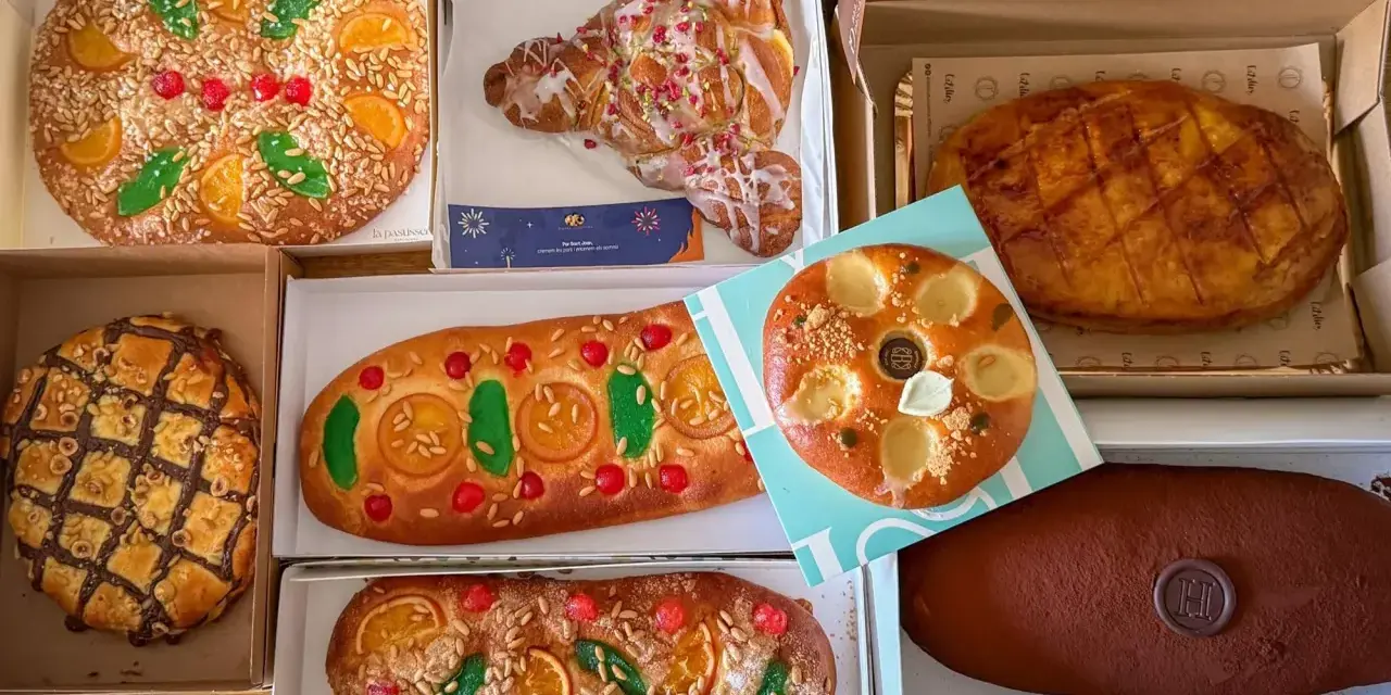Variedad de cocas de Sant Joan, algunas decoradas con fruta confitada, piñones y almendras. ¡Una delicia para celebrar!