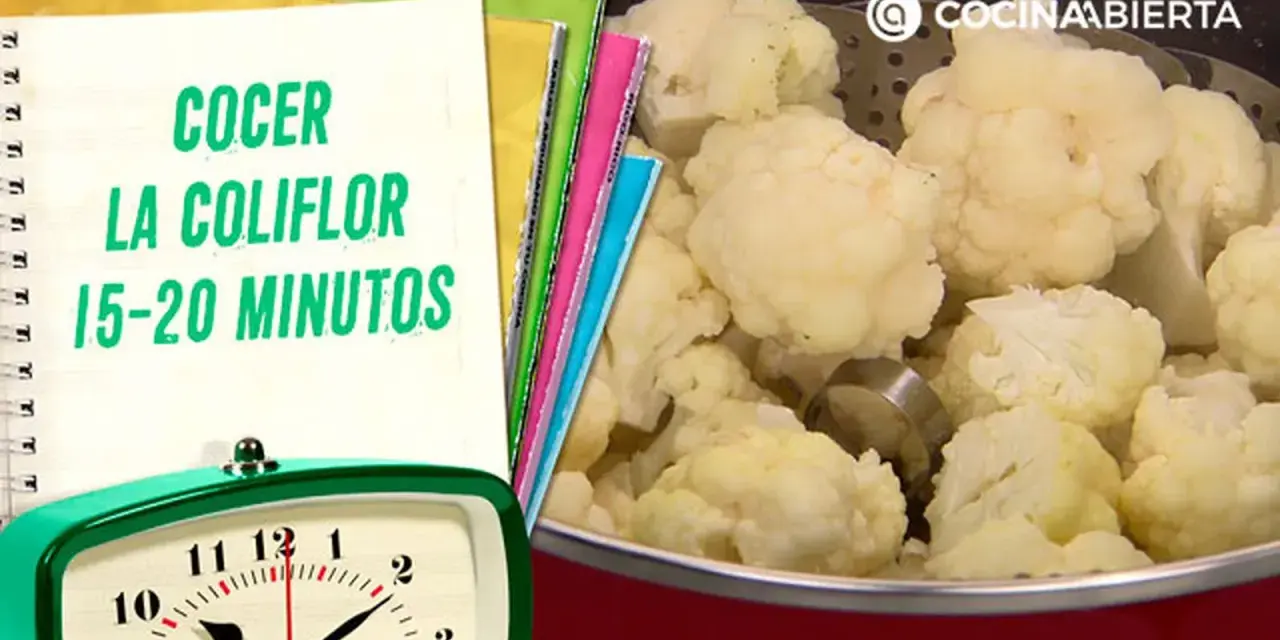 Coliflor cocida en una olla, con un reloj y un cuaderno que indica el tiempo de cocción de la coliflor: 15-20 minutos.