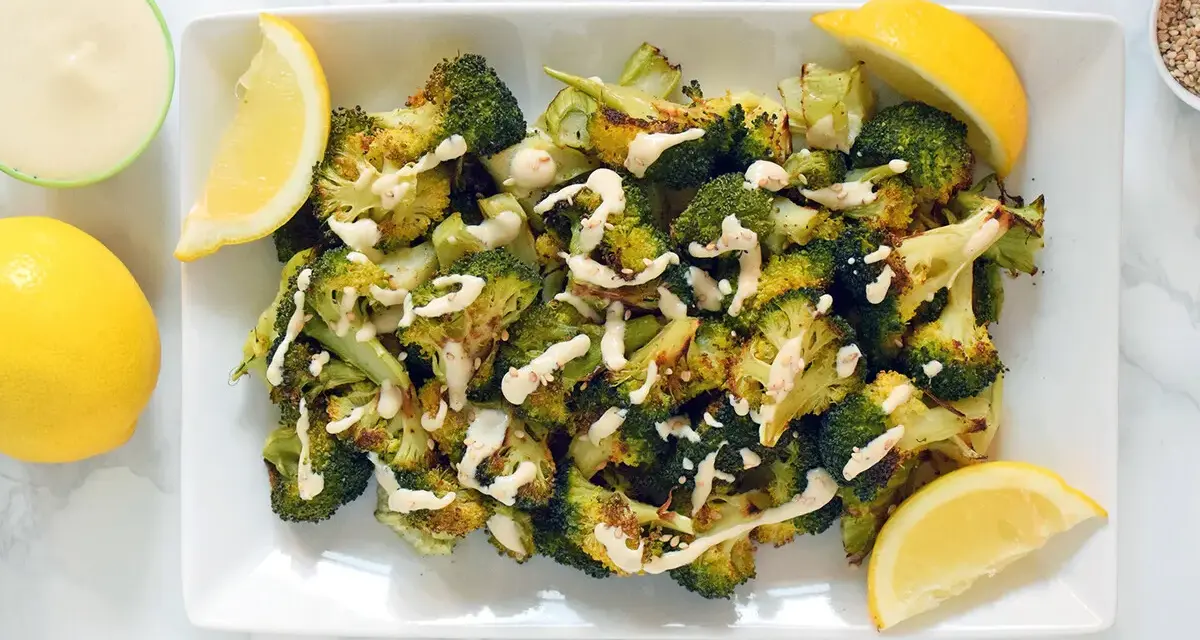 Brocoli al horno con aderezo cremoso y gajos de limón. Un plato saludable y delicioso.