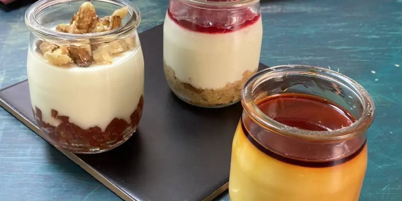 Tres postres en frascos: uno con nueces, otro con mermelada y galleta, y un flan de queso con caramelo.