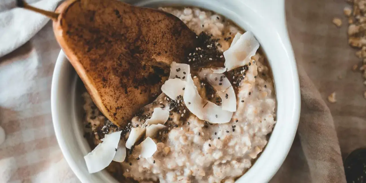 Un delicioso porridge de avena con pera caramelizada, coco rallado y semillas de chía. Un desayuno perfecto para empezar el día.