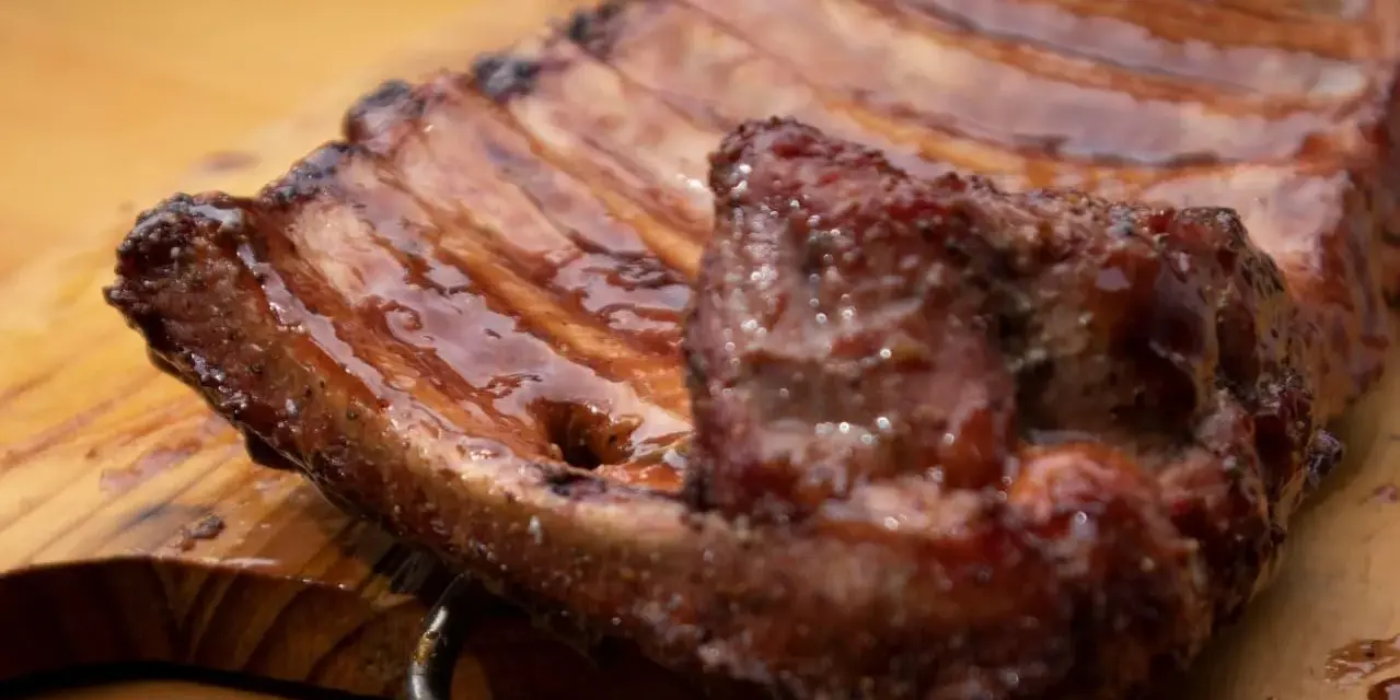 Costillas de cerdo jugosas y glaseadas, listas para disfrutar.