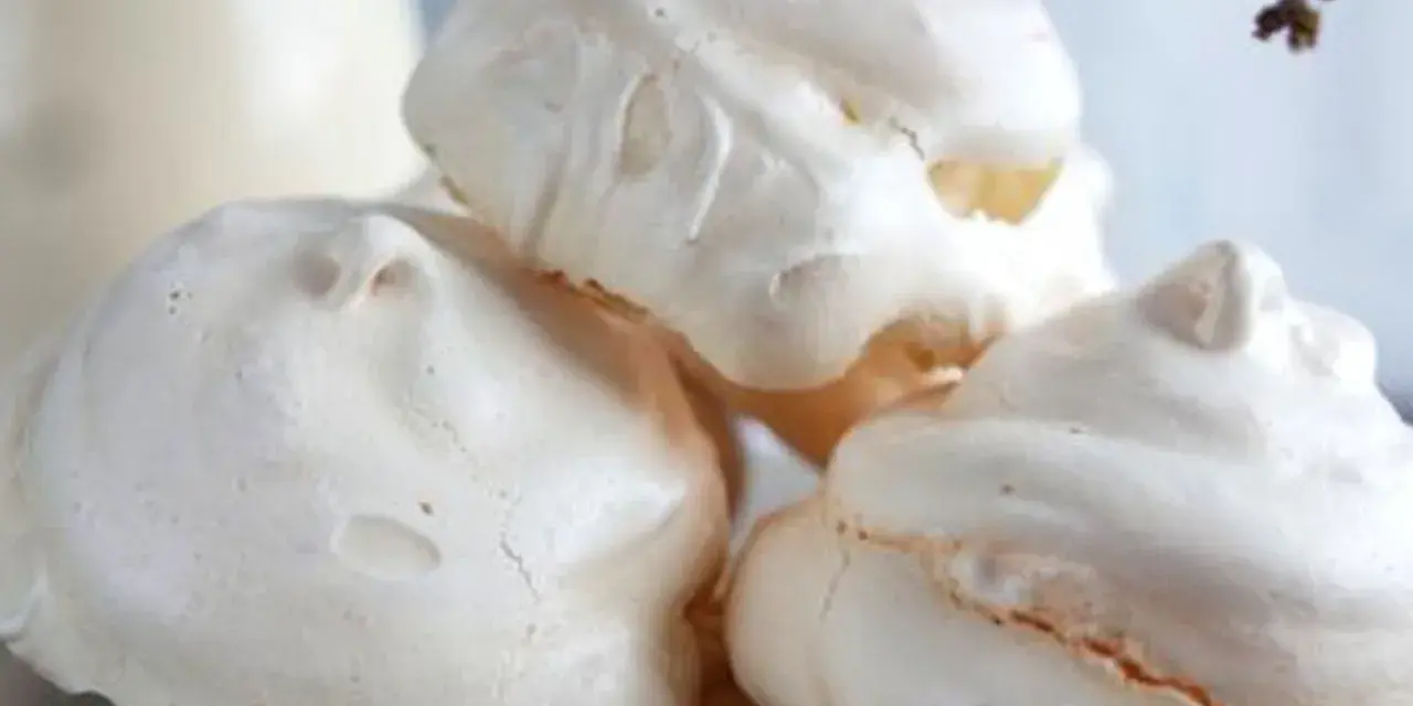 Delicados merengues italianos, esponjosos y blancos, listos para endulzar cualquier momento.