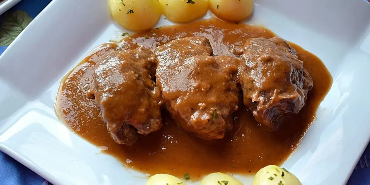 Carrilleras al vino tinto, tiernas y jugosas, bañadas en una rica salsa, acompañadas de patatas cocidas.